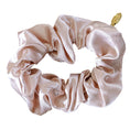 Last inn bildet i Gallery Viewer, Hårstrikk Sateng Scrunch Stor - Den lille prikken over i'en