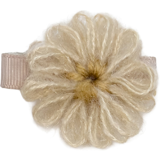 Heklet blomster-hårspenne i garn – håndlaget